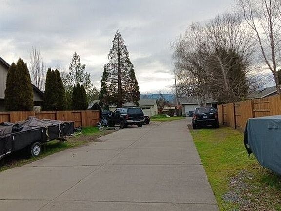 5th image of 621-623 SW Balsam Rd