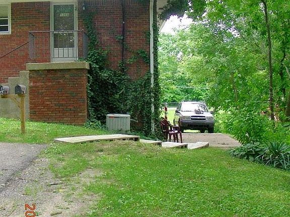  doesnt show newer fence in photo of back of house