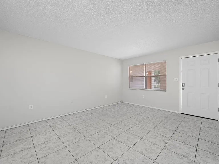 1767 Leo Ln S — Photo 4