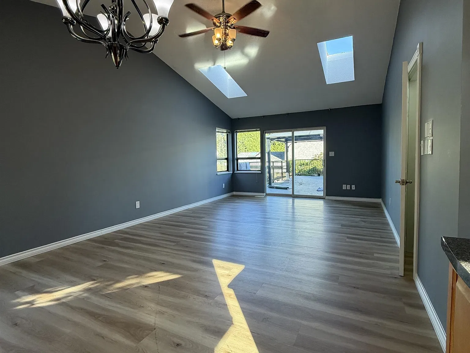 5 bed, 3000 sqft, $5,695 — Photo 3
