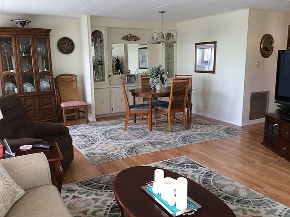 3rd image of 229 Foxwood Ln