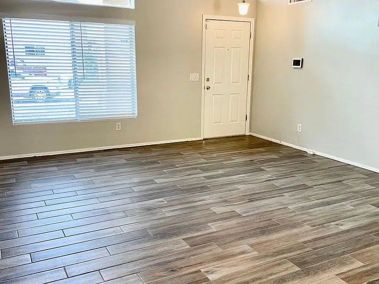 9820 W Pioneer St — Photo 5