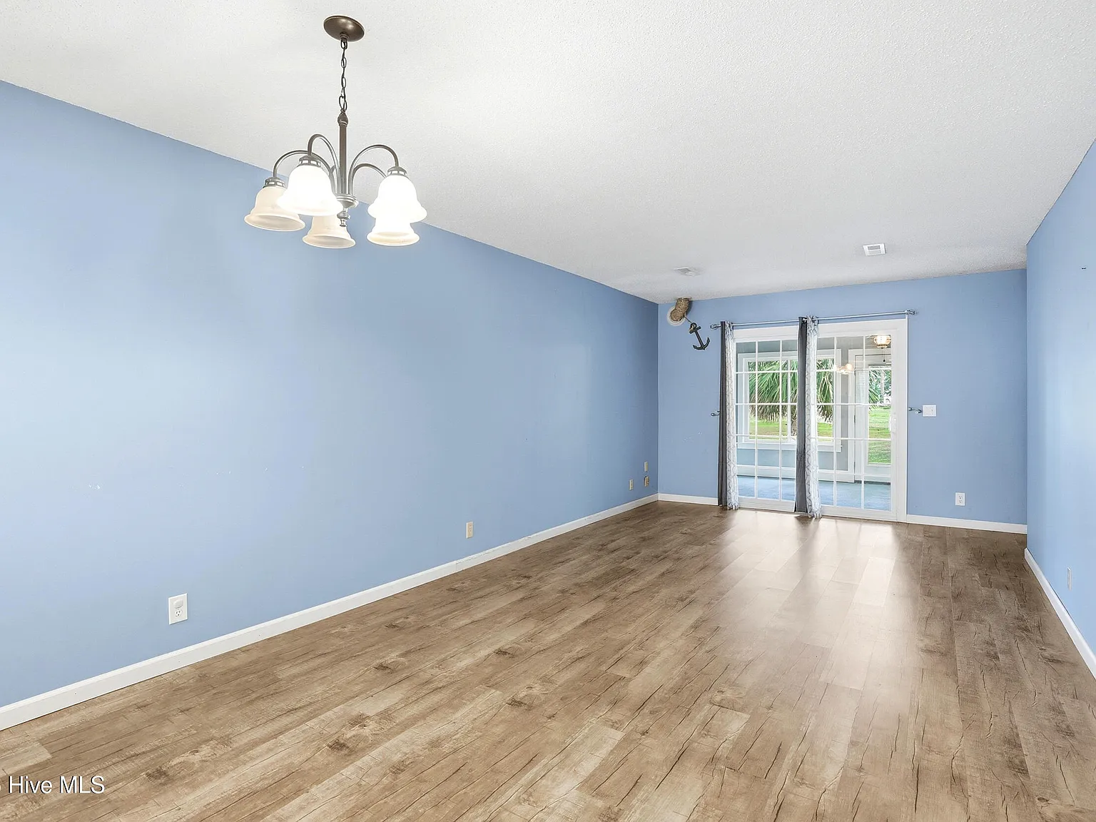 2 bed, 1.5 bath, 1224 sqft, $1,500 — Photo 2