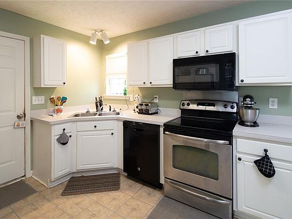 3rd image of 64 River Oak Ct