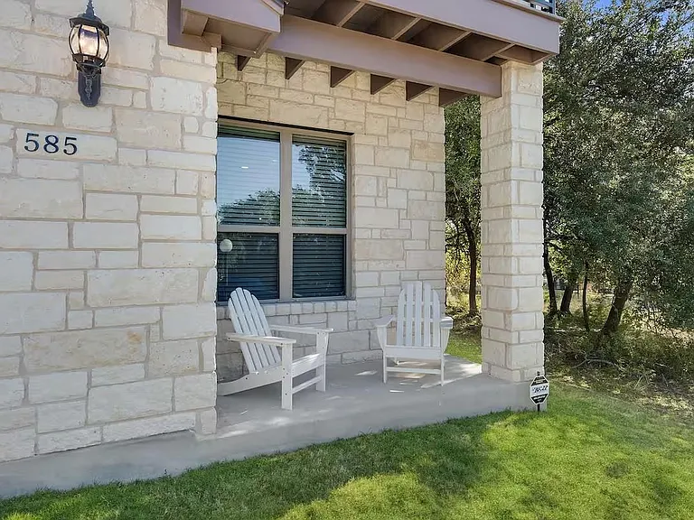 585 Demarett Dr — Photo 2