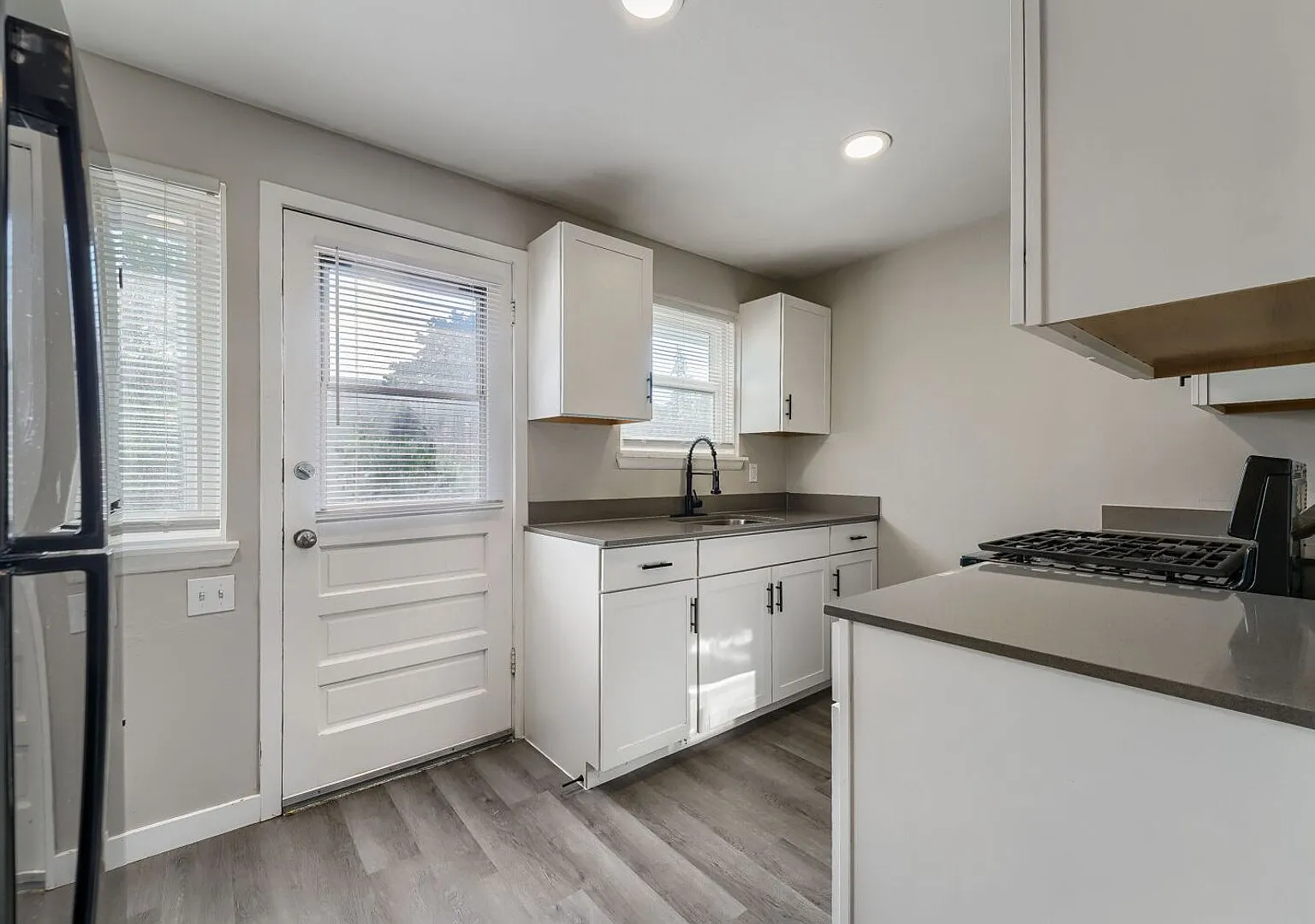 Charming 2bed/1bath Apartments in Lakewood! — Photo 1