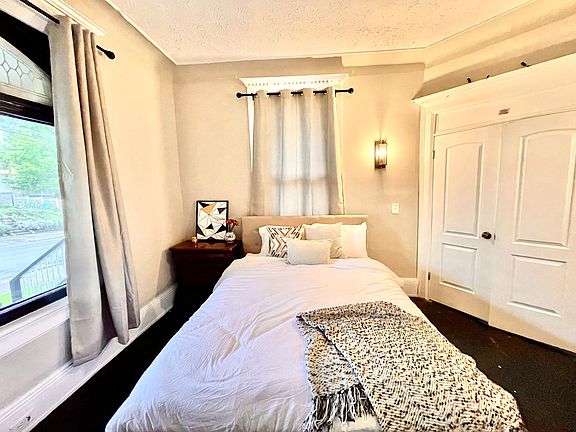 5th image of 3111 W 8th St #1