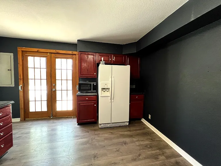 141 S Custer Ave — Photo 16