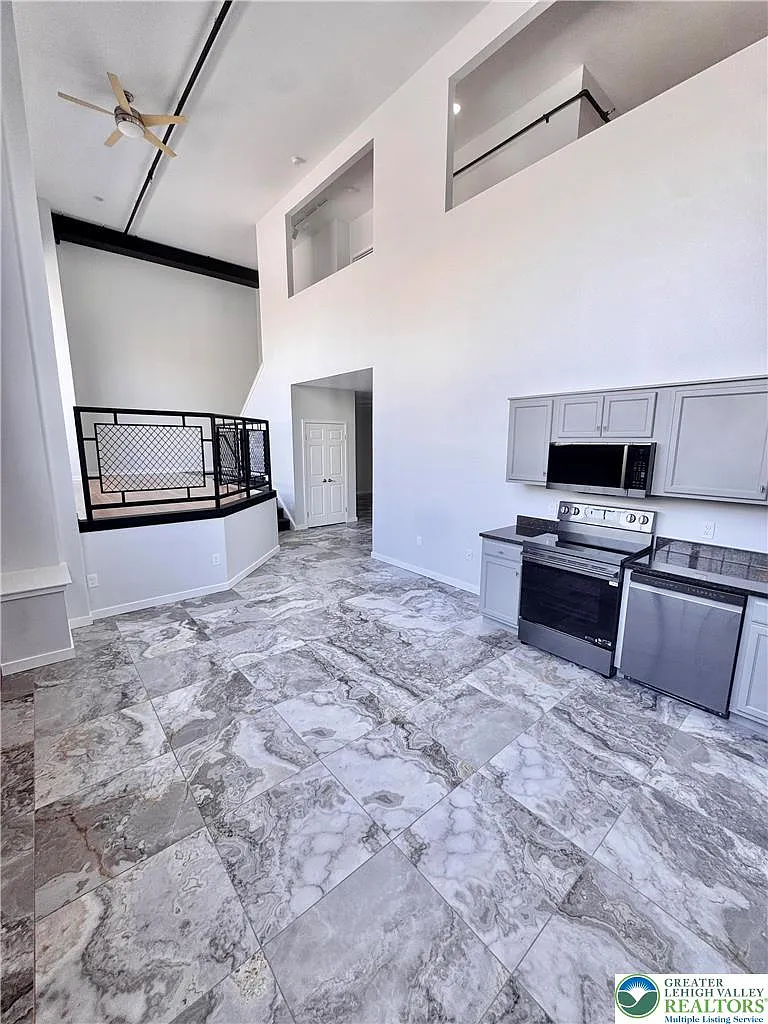 2 bed, 2.0 bath, 2160 sqft, $3,200 — Photo 3