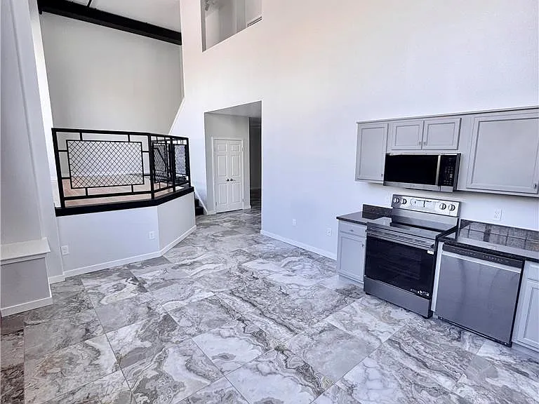11 W 2nd St #101 — Photo 3