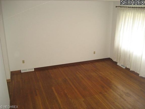 2nd image of 850 Oakwood Dr