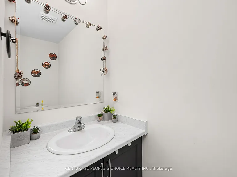 9 Queensbrook Cres — Photo 4