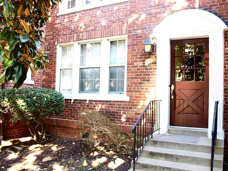 1817 N Rhodes St #4-258 — Photo 1