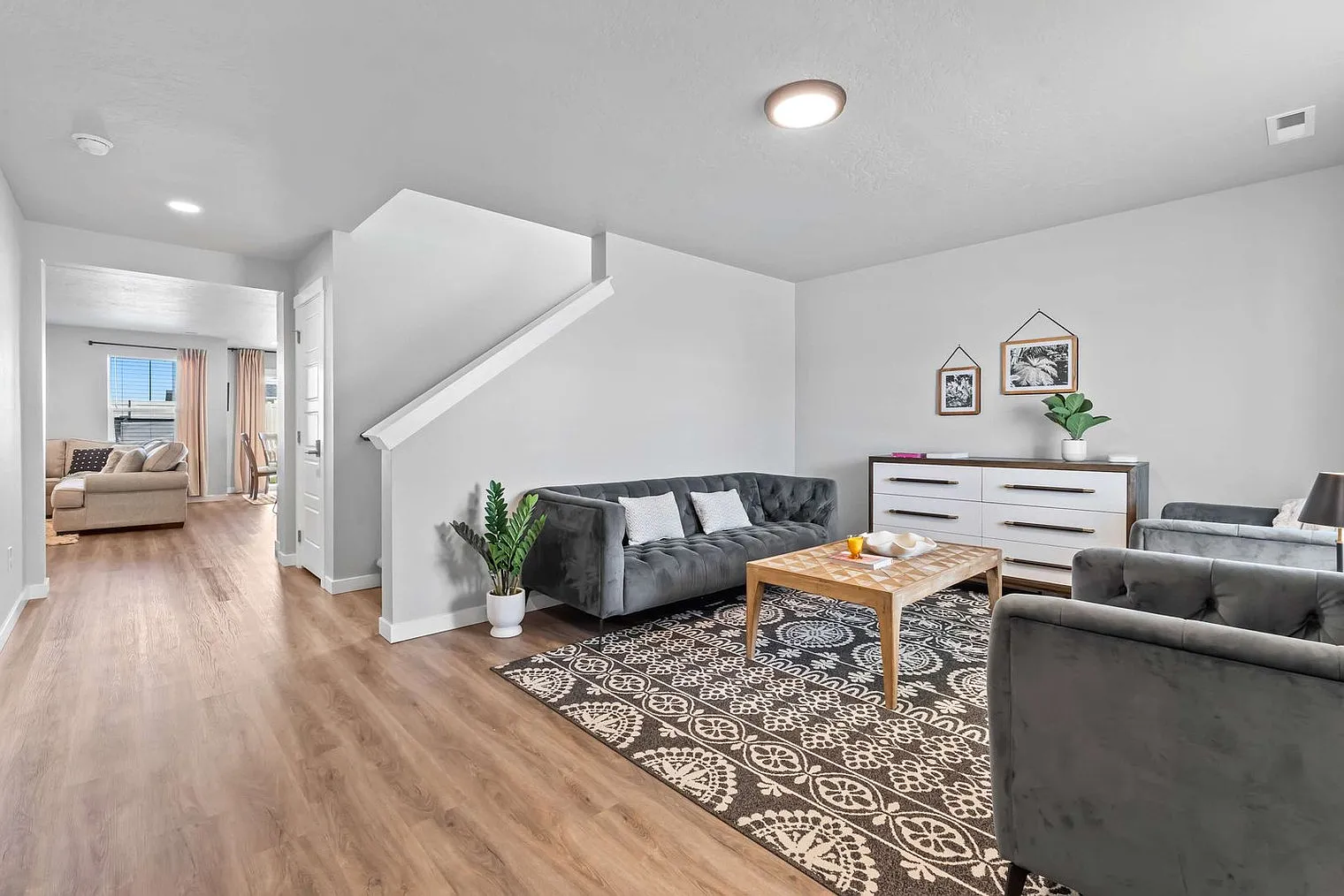 5 bed, 2.0 bath, 925 sqft, $8,677 — Photo 4