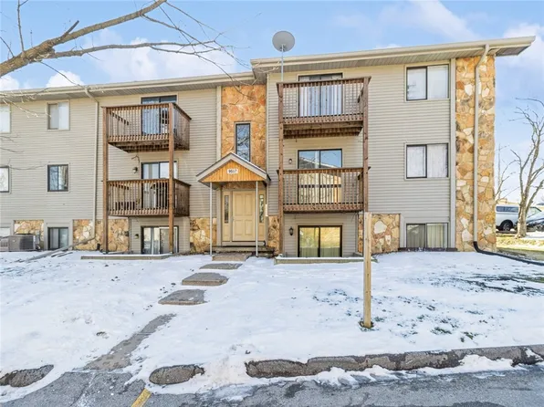 9557 University Ave APT 22, Clive, IA 50325
