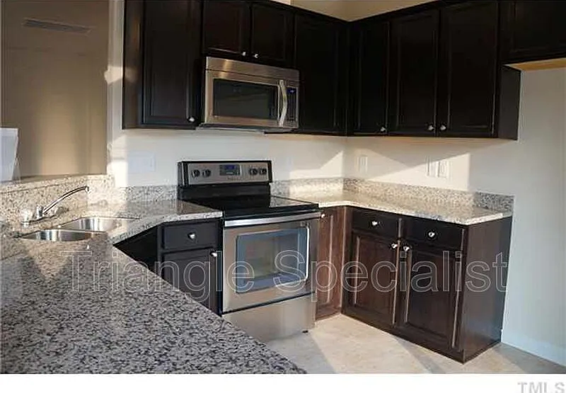 3 bed, 2.5 bath, 1564 sqft, $1,695 — Photo 2