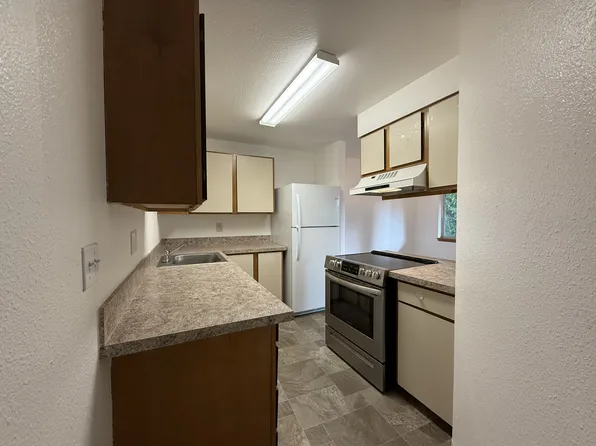 525 11th St NW #C6, Puyallup, WA 98371