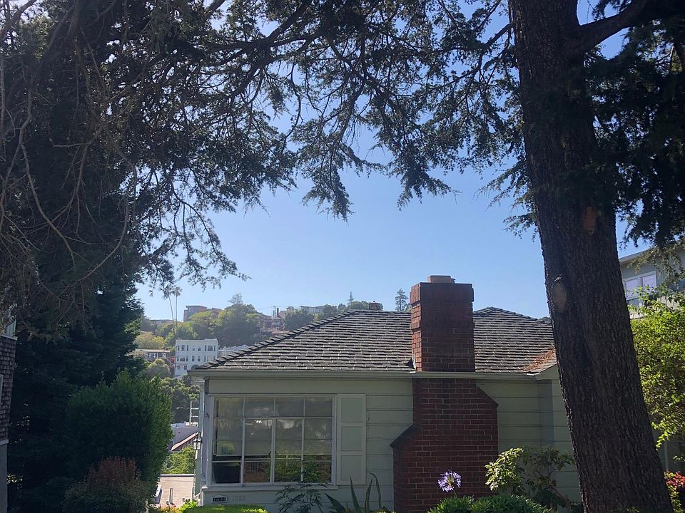 Beautiful yard and excellent location!