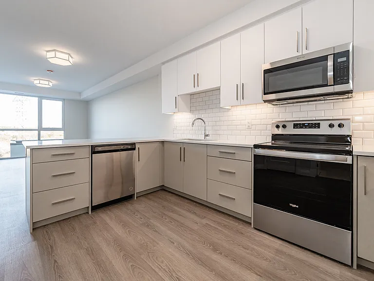 460 Columbia St W — Photo 46
