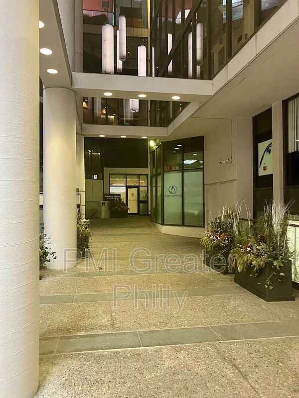 Building Photo - 1420 Locust St #8D