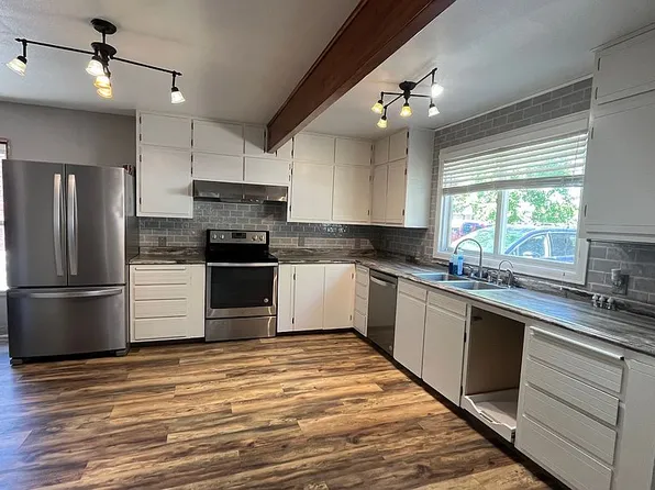 2834 E B St, Torrington, WY 82240