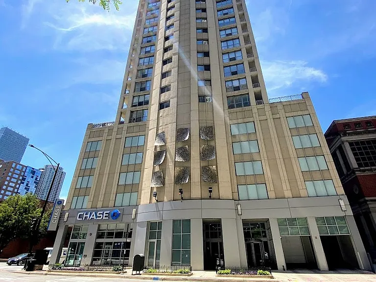 600 N Dearborn St #811 — Photo 1