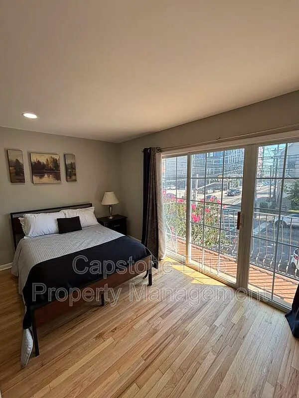 Studio, 1.0 bath, $1,050 — Photo 3