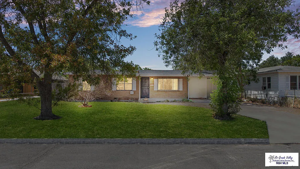 3 bed, 1.0 bath, 975 sqft, $1,250 — Photo 1