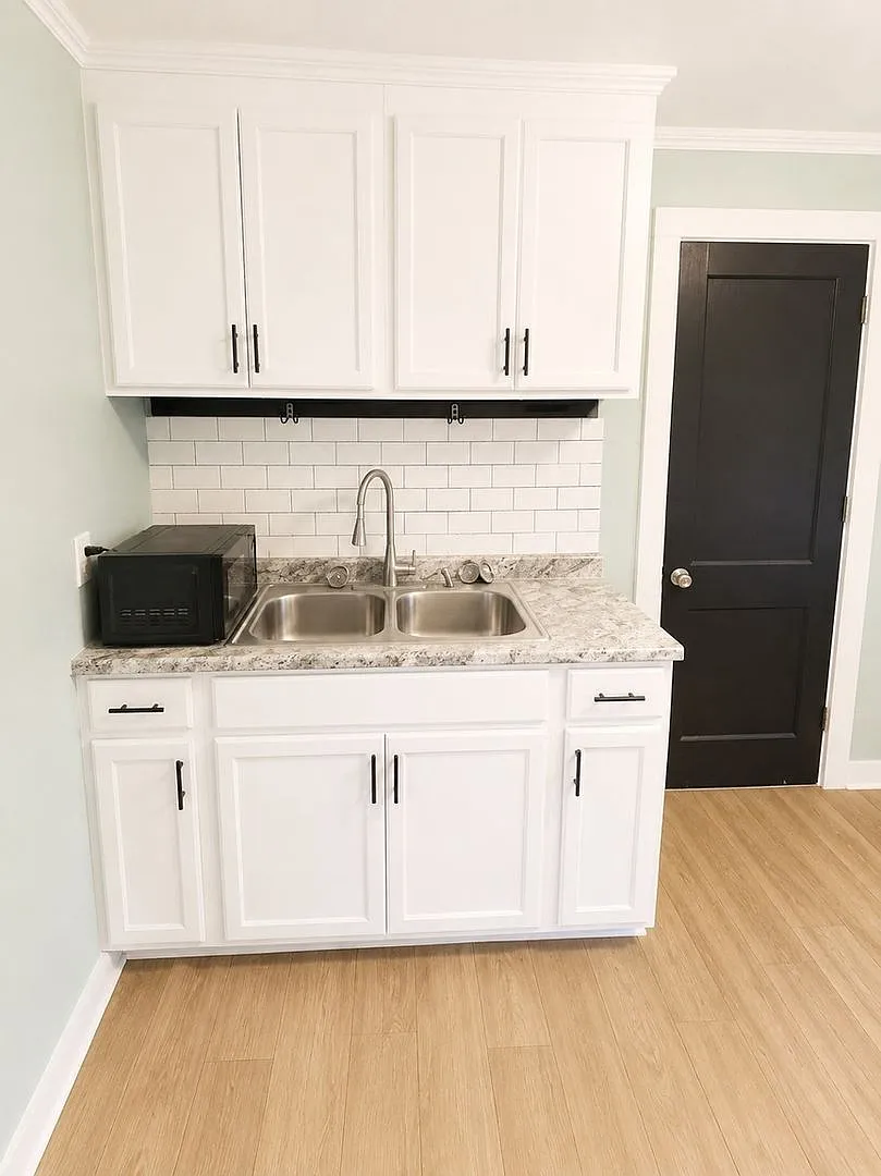Beautifully Updated 1 Bedroom Home Pet Friendly $950/Month — Photo 2