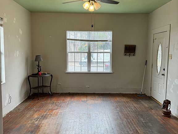3rd image of 318 Devine St