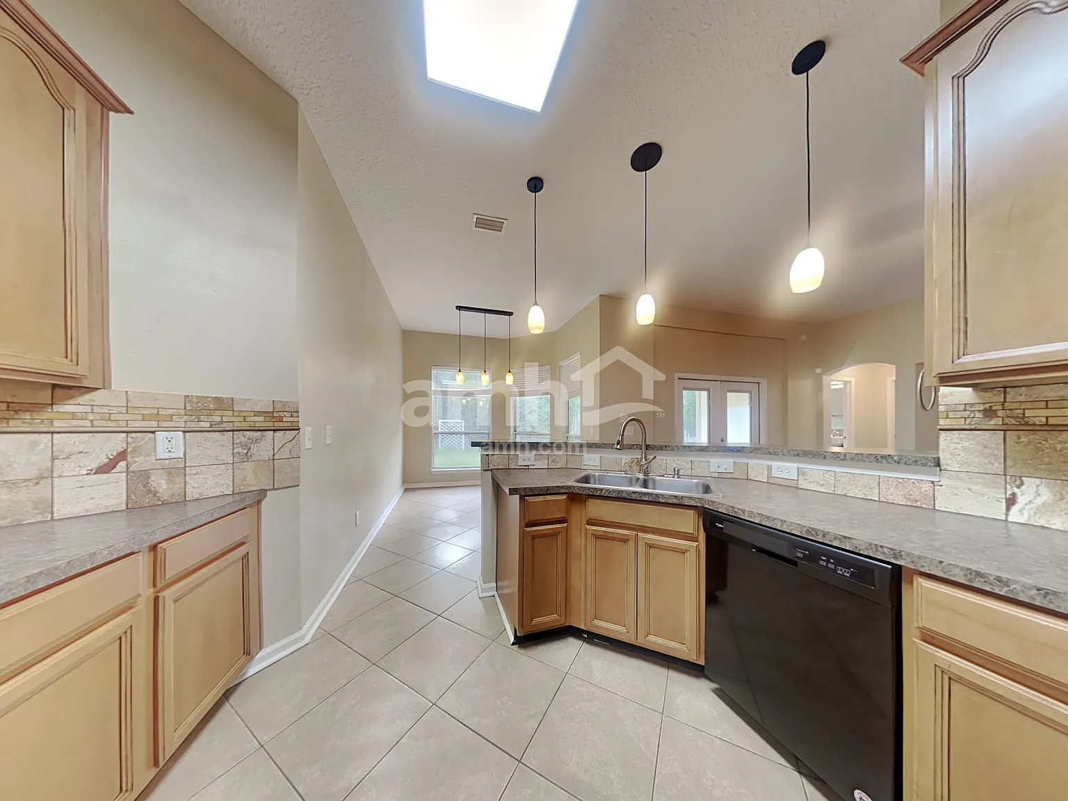 4 bed, 3.0 bath, 2261 sqft, $2,395 — Photo 4