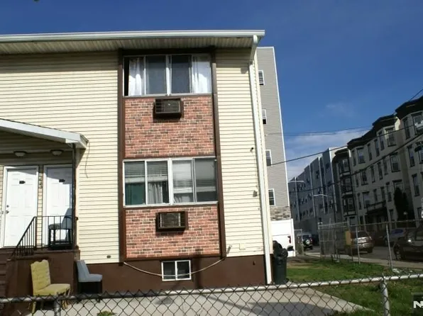 233 Straight St, Paterson, NJ 07501