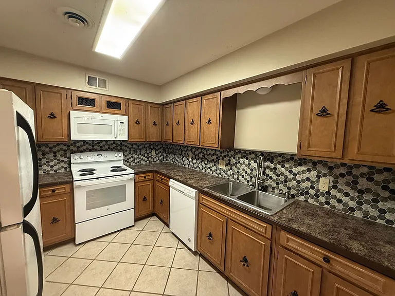 744 S Cedar St — Photo 2