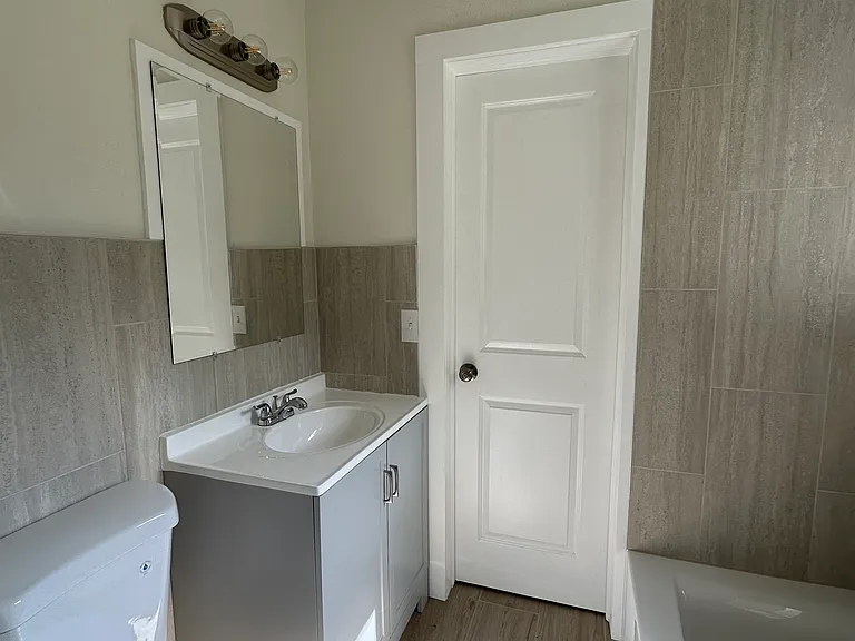 1048 Avenue E #1 — Photo 7