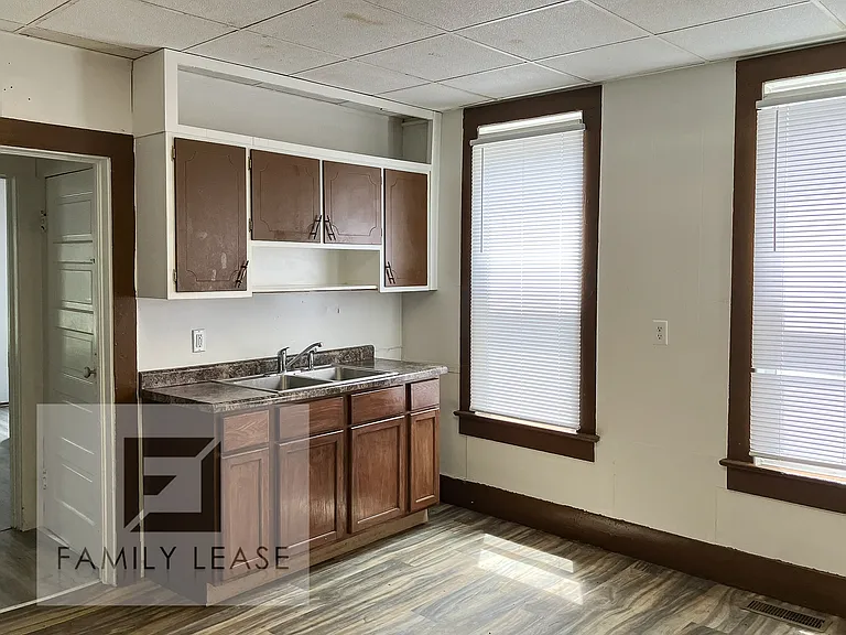 1613 N Edward St — Photo 8