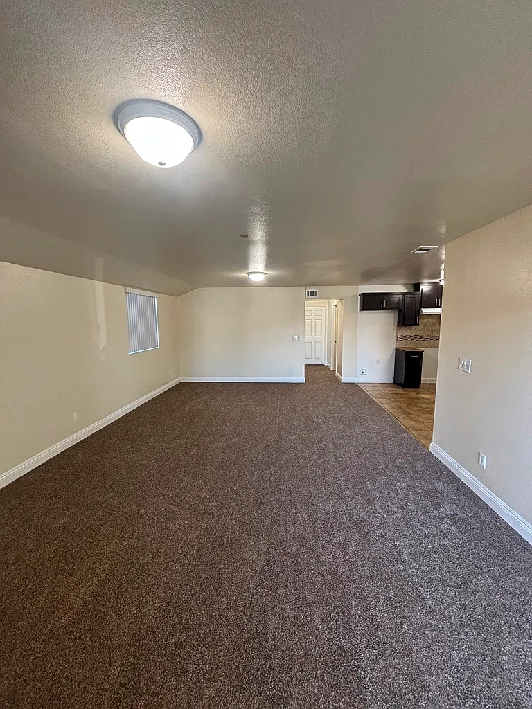 5 bed, 1928 sqft, $4,200 — Photo 3