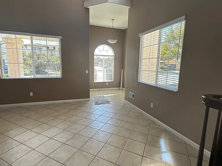 1741 E Alcala Dr — Photo 5