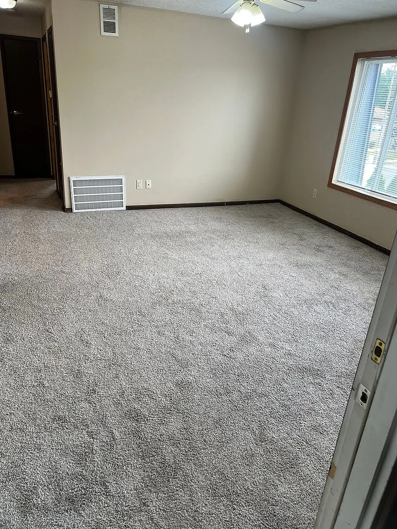 Large 2 bedroom unit-close to CyRide — Photo 3