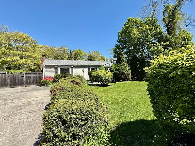 111 Fanning Ave — Photo 2