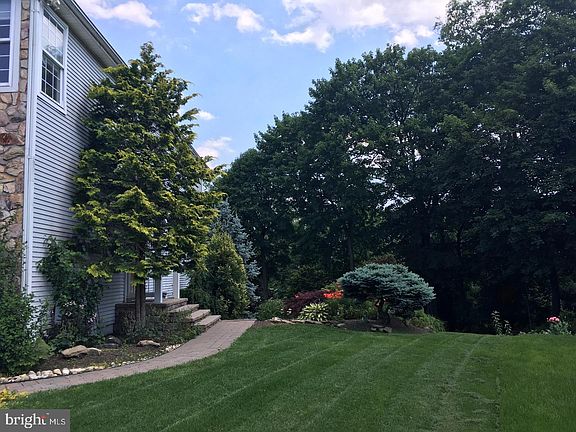3rd image of 84 Yorkshire Dr
