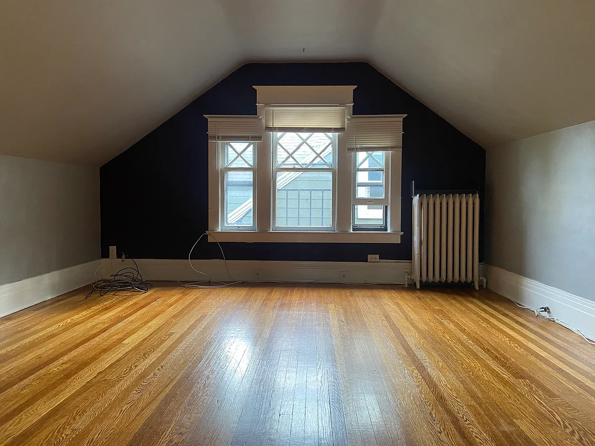 Building Photo - 557 Park Ave #3