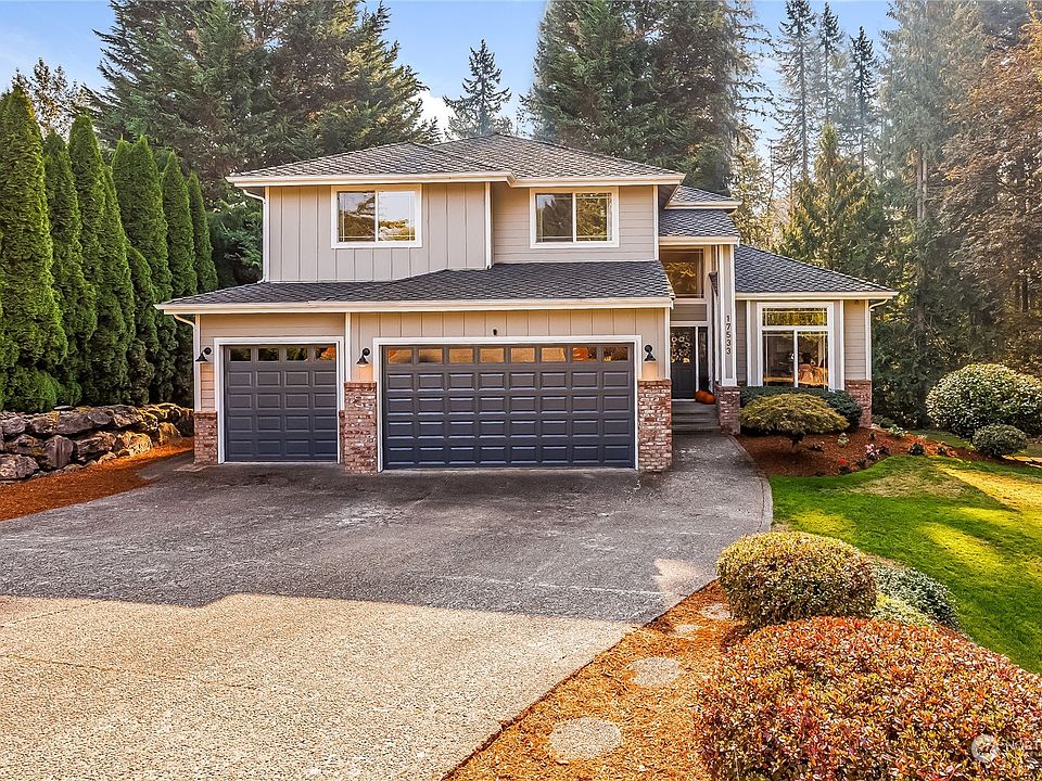 Welcome home to this lovely Curtis Lang original.>