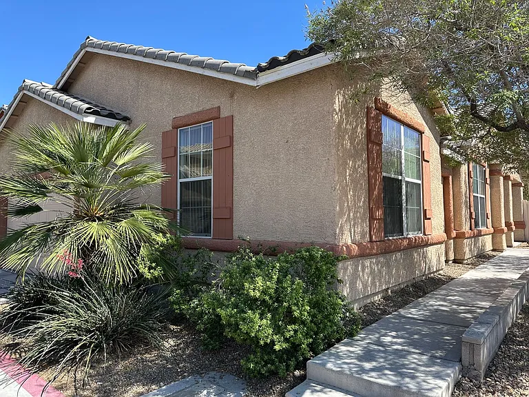 2525 Living Rock St — Photo 2