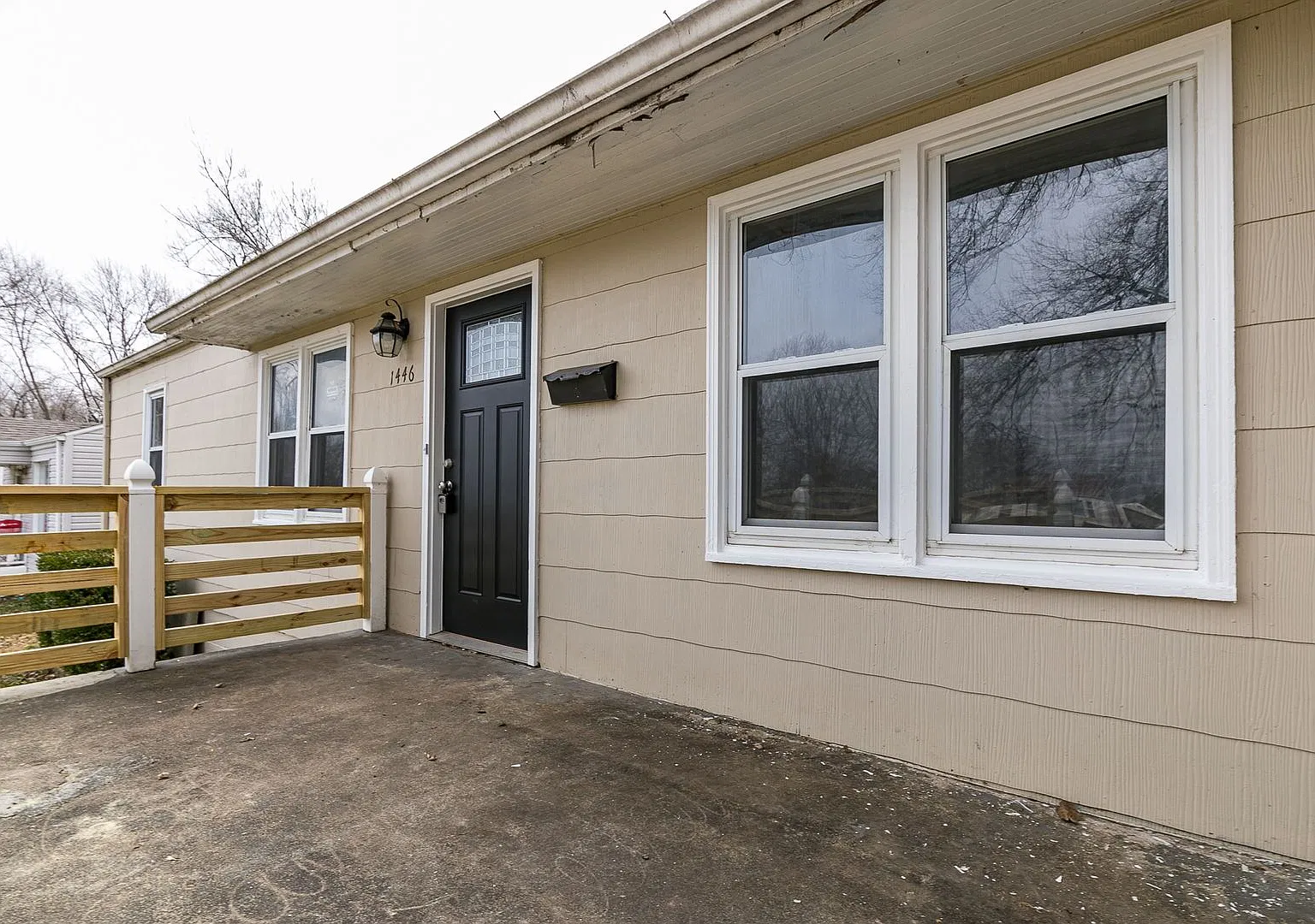 Remodeled 3 Bedroom | 1 Bathroom | Fenced Backyard Home In A Quiet Neighborhood! We Welcome Pets! — Photo 4