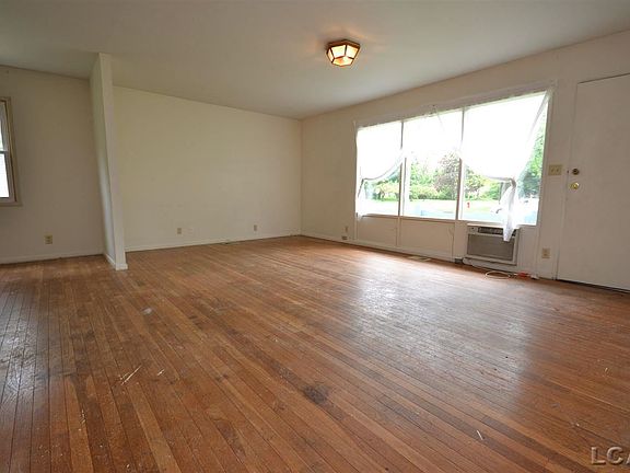 2nd image of 1001 Sunset Dr