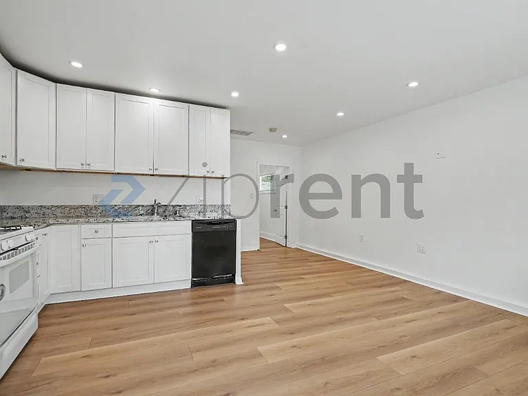 2039 Warren St — Photo 3