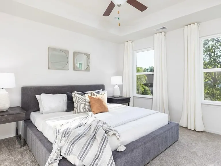 2633 Capitol Dr — Photo 9