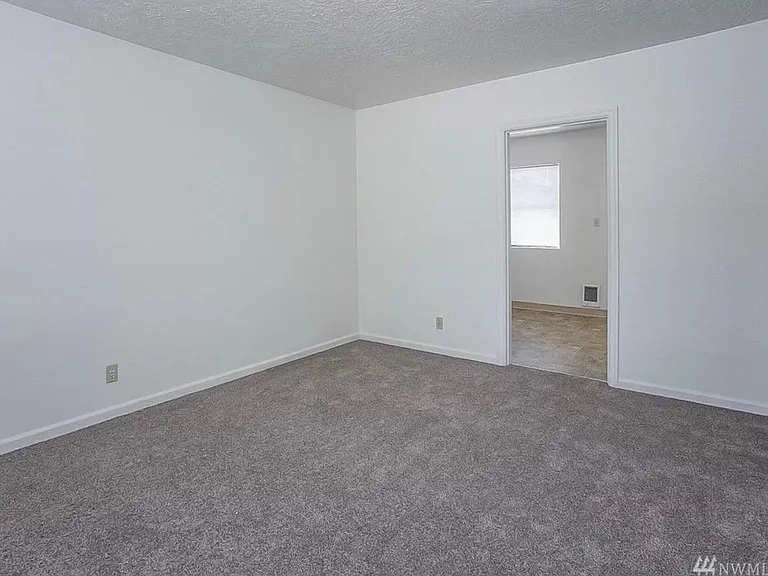 919 Hudson St — Photo 3