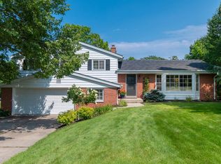 1460 Fairhaven Blvd, Elm Grove, WI 53122
