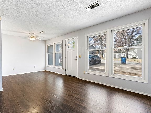 3rd image of 18 Dogwood Dr